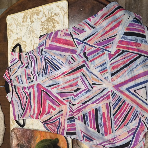 Fun And Flirty Sleeveless Geometric Button-Down Top in Pink, Purple and White - Picture 4 of 5